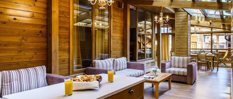 Luxury Apartment, 3 Bedrooms | Ruang tamu | TV, pemain DVD