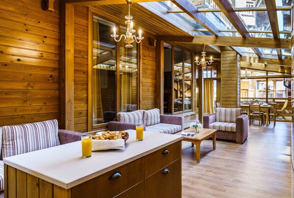 Luxury Apartment, 3 Bedrooms | Living area