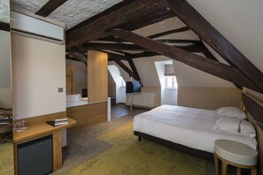 Minibar, in-room safe, desk, soundproofing - Hotel Restaurant SPA Cheval Blanc Lembach (Lembach)
