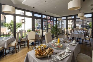 Desayuno buffet diario (EUR 23 por persona)