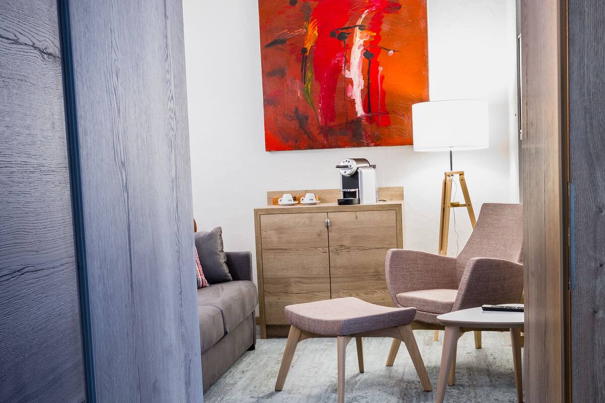 junior suite (winstub) | living room | flat-screen tv