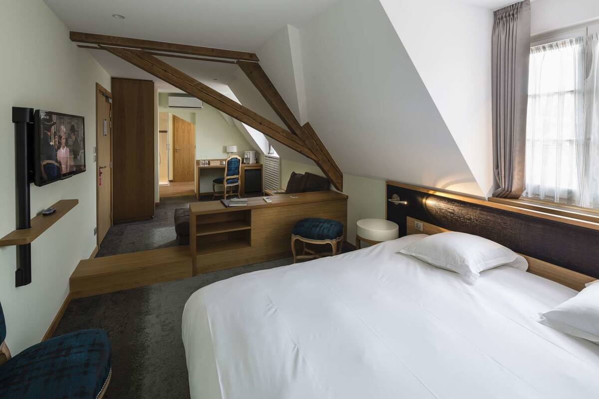 Kamar Double (Cheval Blanc) | Minibar, brankas, meja kerja, dan kedap suara