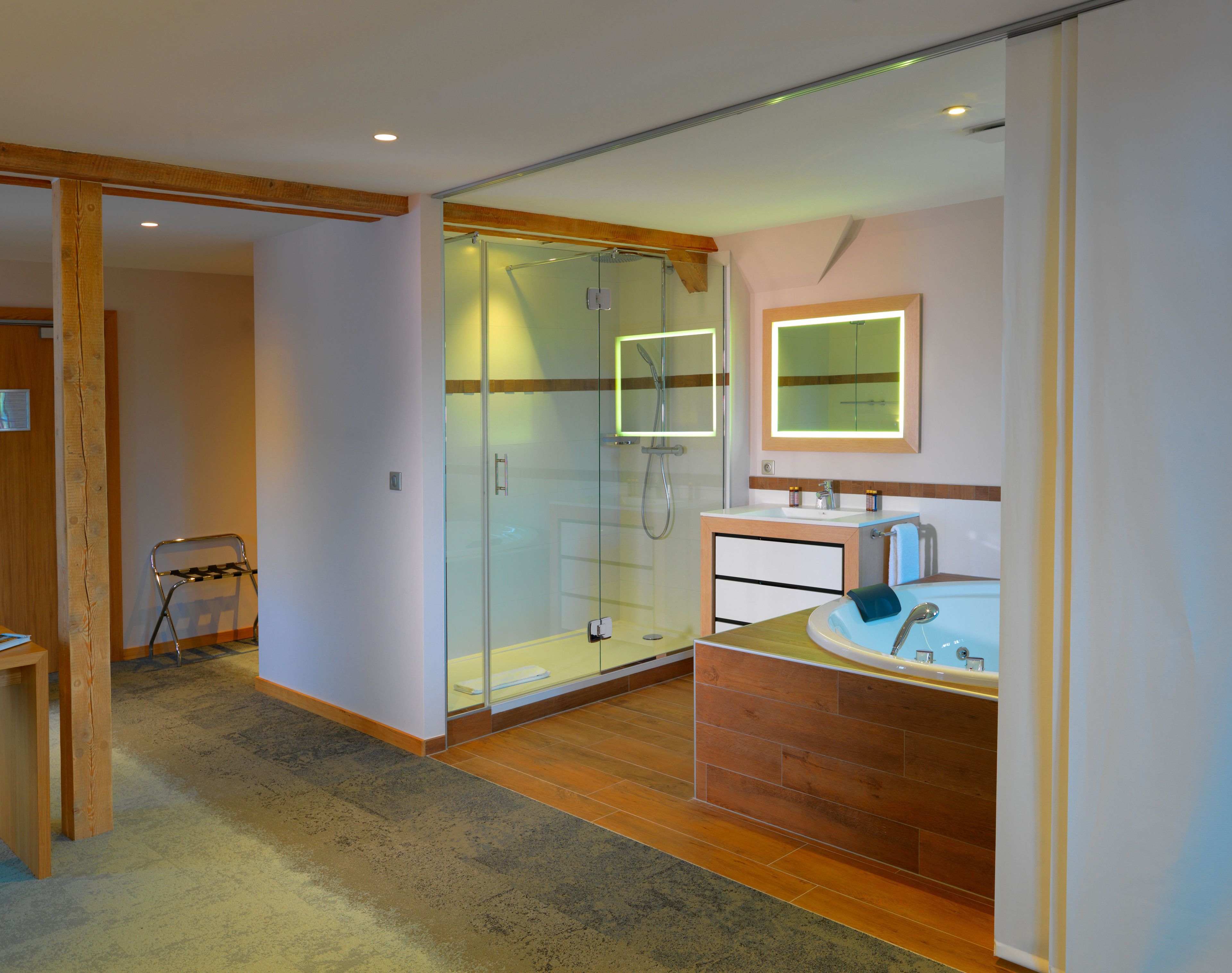 deluxe double room (cheval blanc) | minibar, in-room safe, desk, soundproofing