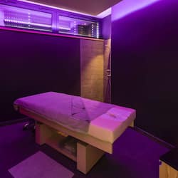 Salas de tratamiento para parejas, sauna y tina de hidromasaje