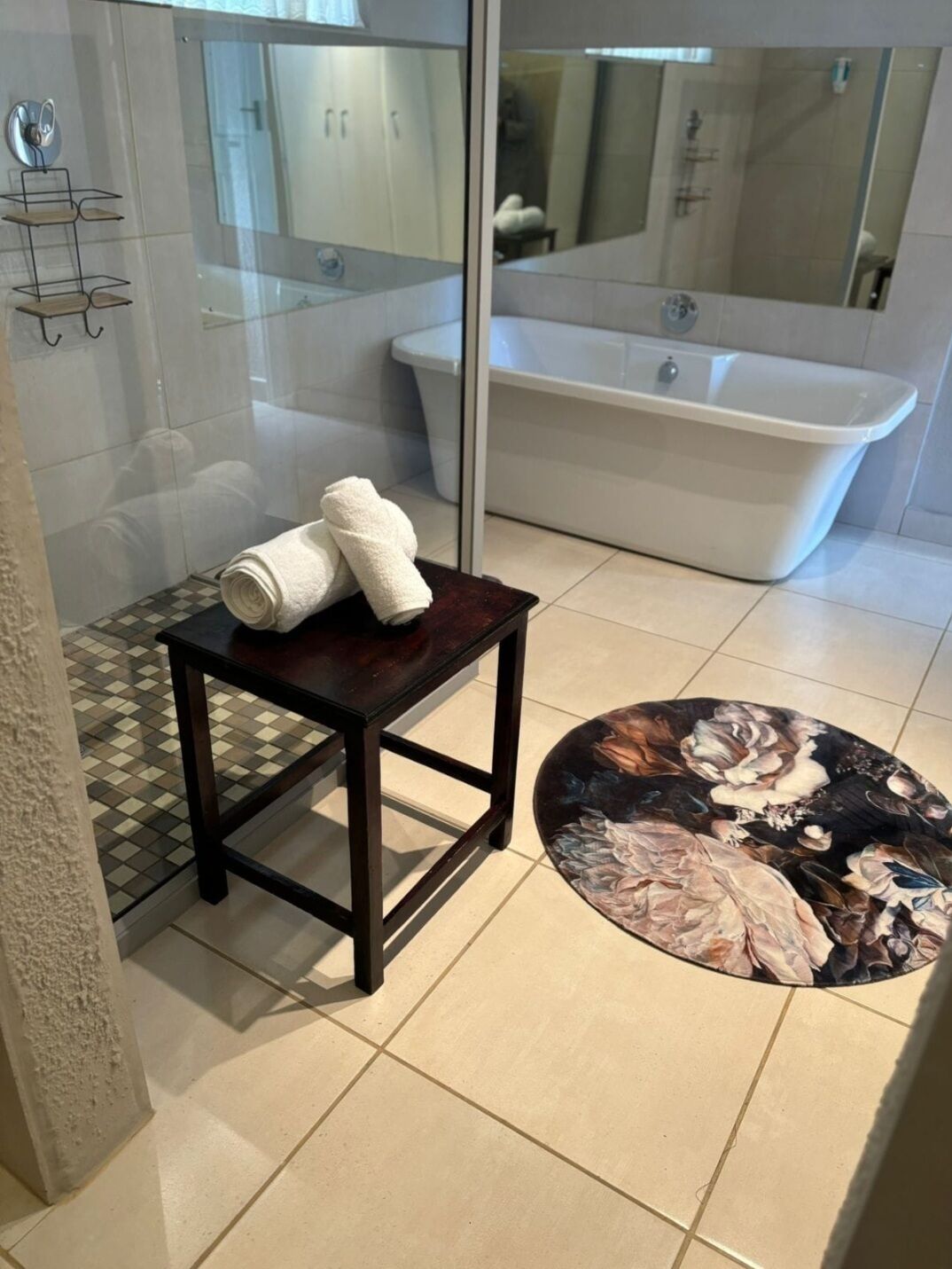 Gustav Unit 3 | Bathroom | Bathtub, towels