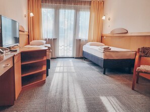 Tvåbäddsrum | Värdeförvaringsskåp på rummet, skrivbord och strykjärn/strykbräda