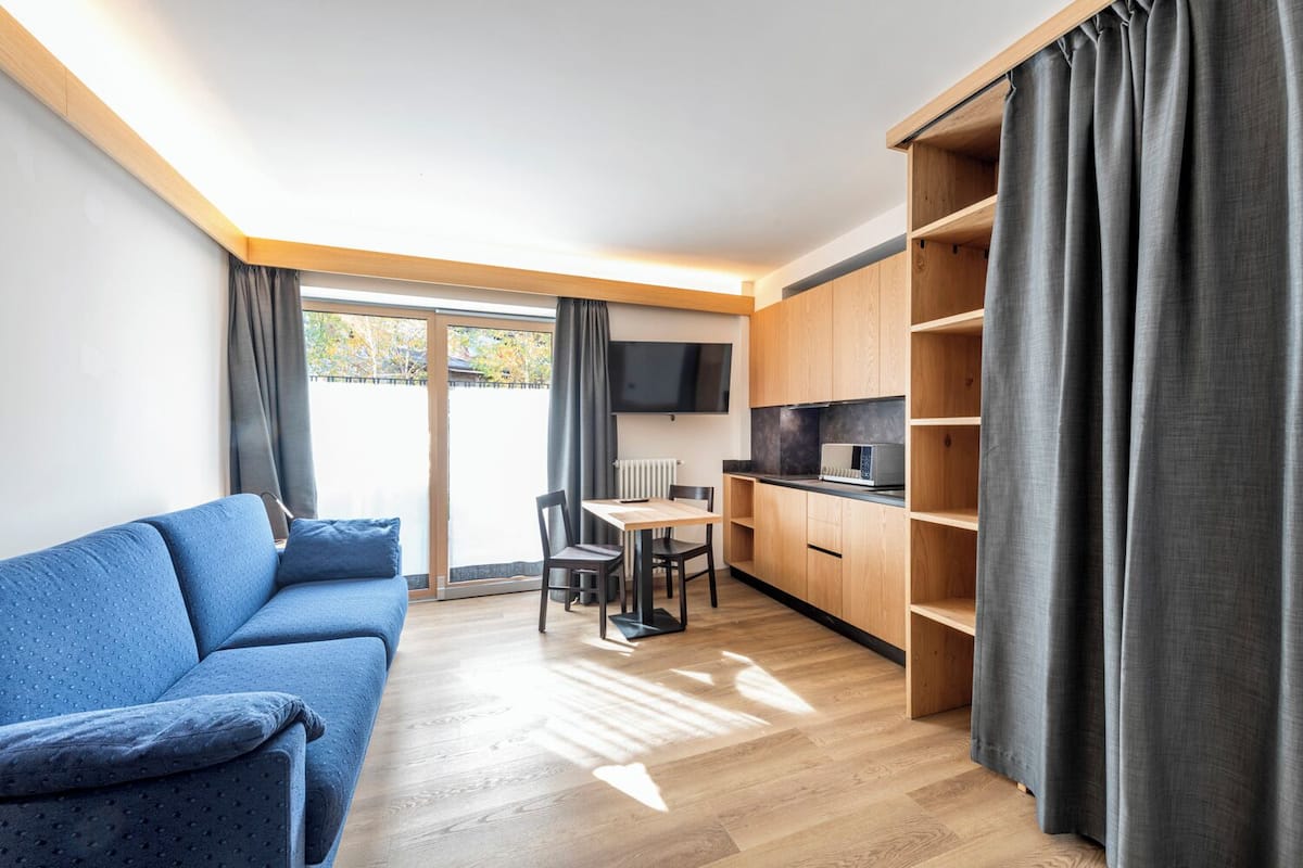 Studio Confort | Cuisine privée | Réfrigérateur, four à micro-ondes, surface de cuisson