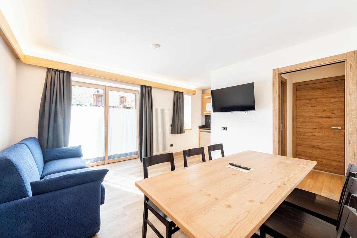 Deluxe Two-Bedroom Apartment | Aire de séjour | Téléviseur de 32 po avec télévision par cùble