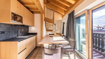One-Bedroom Apartment in the Attic | 1 ๊ฐ์ ์นจ์ค, ๋ฌด๋ฃ WiFi, ์นจ๋ ์ํธ
