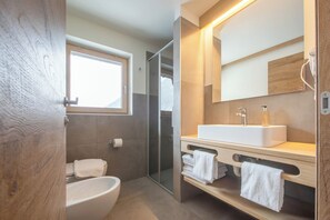Appartamento con 2 Camere da Letto | Bagno | Doccia, soffione a pioggia, asciugacapelli, bidet