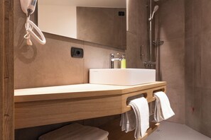 One-Bedroom Apartment in the Attic (4 People) | Bathroom | Shower, rainfall showerhead, hair dryer, bidet - Residence Nevegall by Original Galli (Livigno)