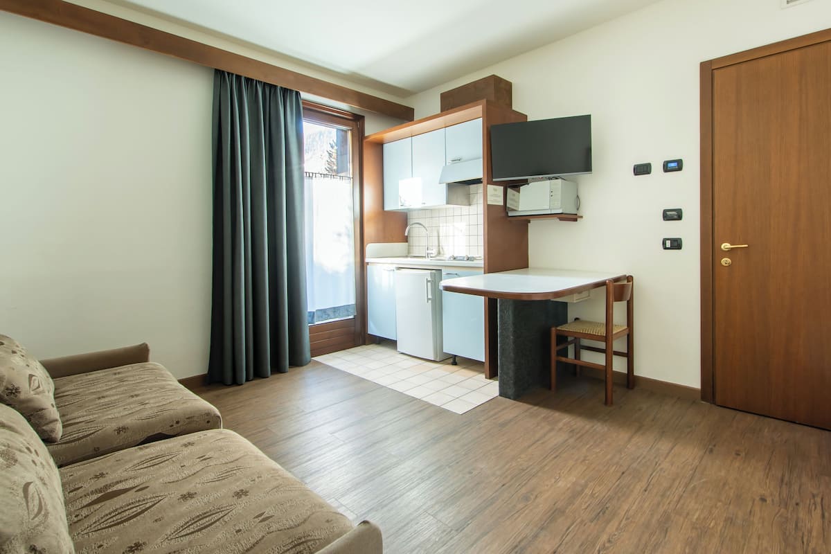 Monolocale Standard | Area soggiorno | TV 32 pollici con canali via cavo