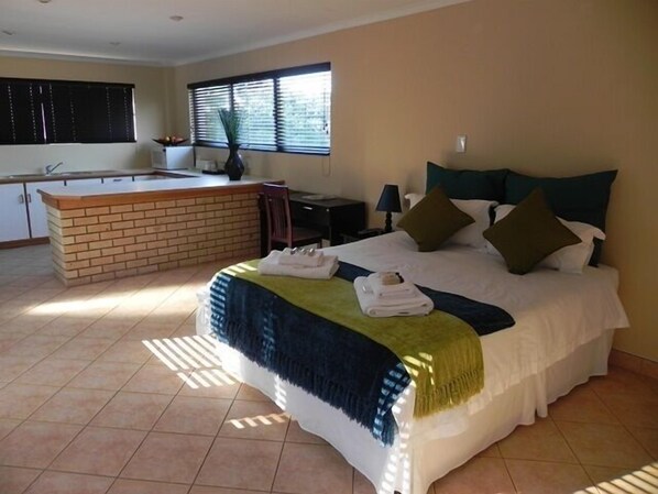 Tallelokero huoneessa, työpöytä, silitysrauta/-lauta, ilmainen Wi-Fi