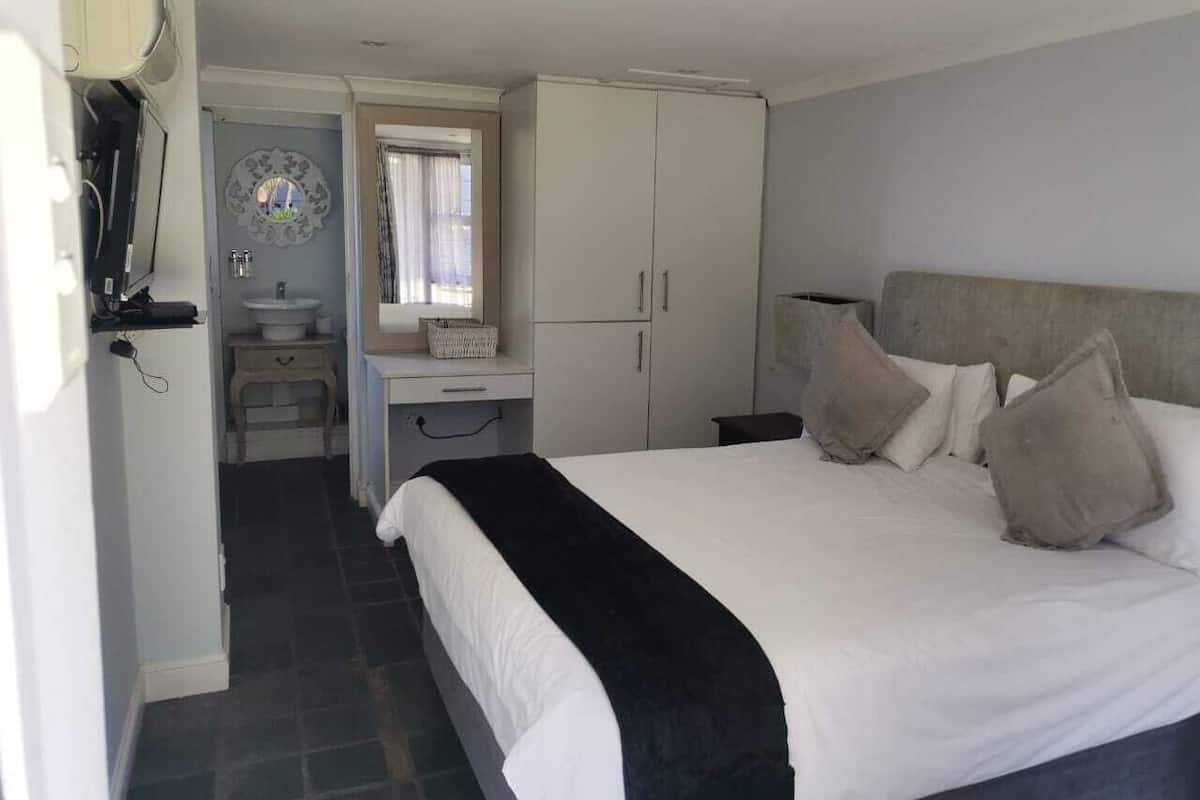Standaard tweepersoonskamer, 1 slaapkamer (Double Garden Room) | 1 slaapkamer, een kluis op de kamer, een bureau, gratis wifi