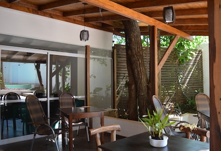 Bar junto a la piscina