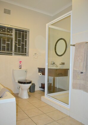 4 Sleeper Unit  | Bathroom - La Paix Guest House (Beaufort West)