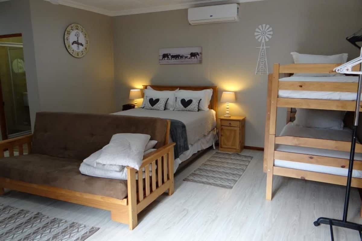 Camera familiare | Biancheria da letto di alta qualità, una cassaforte in camera