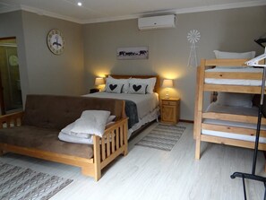 Premium bedding, in-room safe, free cribs/infant beds - La Paix Guest House (Beaufort West)
