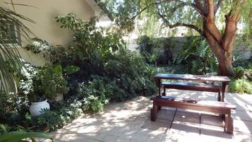 Breakfast and dinner served