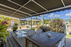 Suíte superior, 1 cama King, vista para a piscina | Terraço/pátio