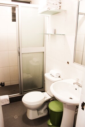 Apartment, 3 Bedrooms | Bathroom | Free toiletries, hair dryer, towels