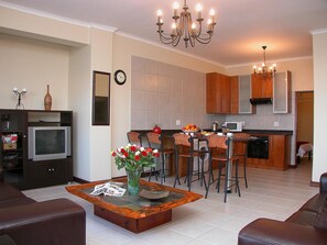 Spacious Garden View Apartment | Wohnbereich