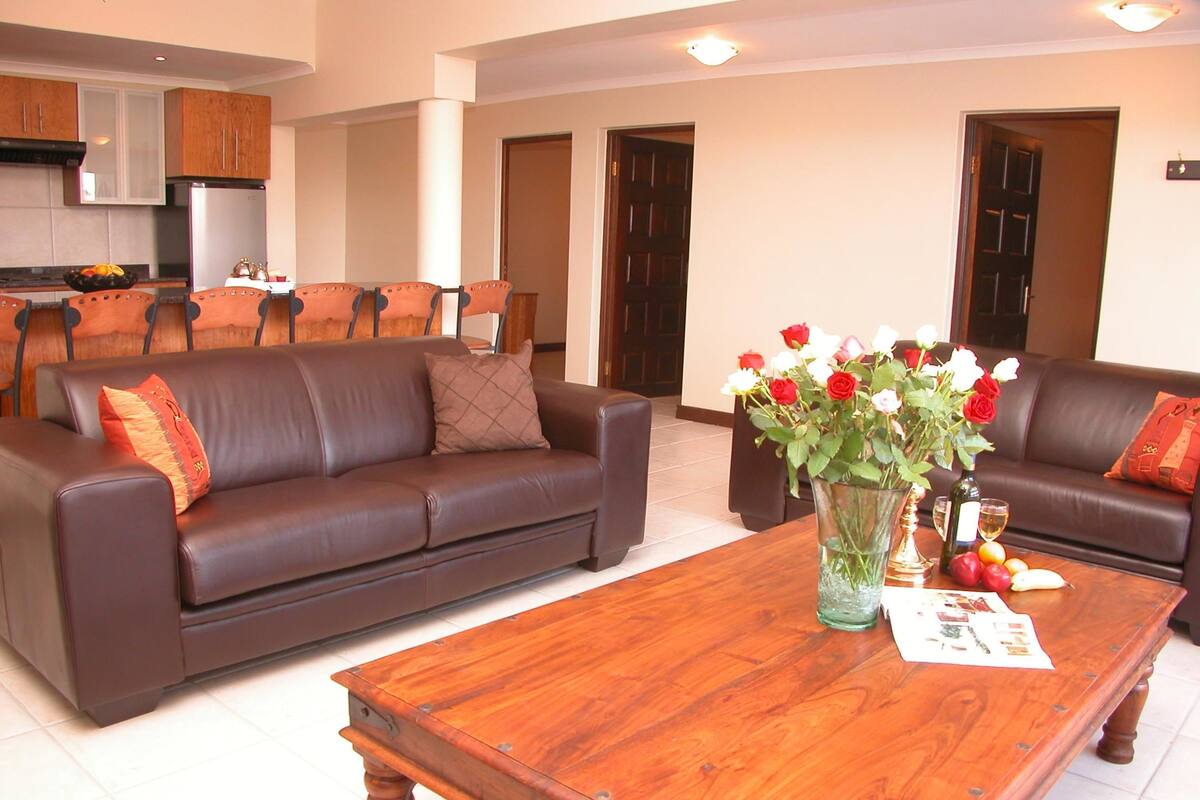 Luxury Garden View Apartment | Sala de estar | Televisión LCD de 32 pulgadas con canales digitales y televisión