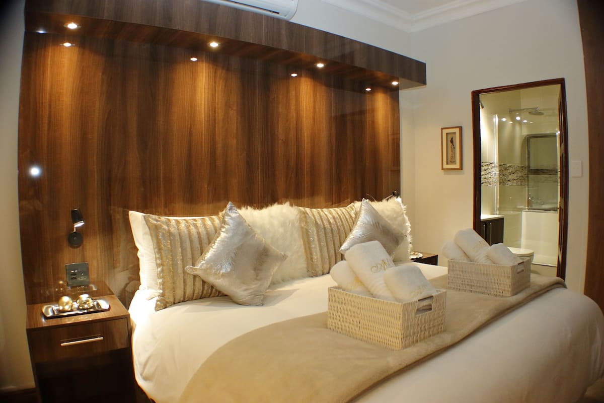 Majesty Luxury Suite With Balcony | Ropa de cama de alta calidad y escritorio
