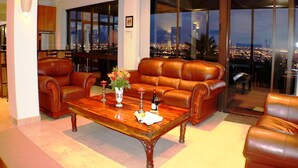 Spacious City View Apartment | Sala de estar