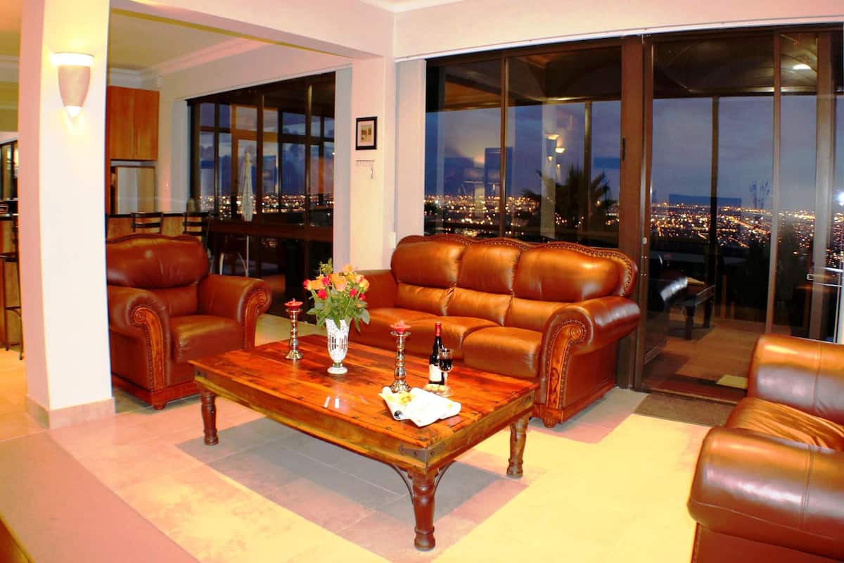 Spacious City View Apartment | Sala de estar | Televisión LCD de 32 pulgadas con canales digitales y televisión
