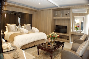 Royal - Second Floor Amazing Views | Premium bedding, individually decorated, individually furnished, desk - Keret Accommodation (Cape Town)