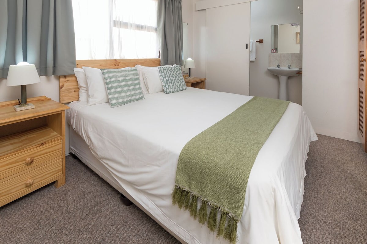 Comfort Double Room, 1 Queen Bed | Blackout drapes, iron/ironing board (on request), WiFi (free)