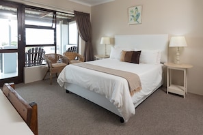 Cortinas blackout, tabla de planchar con plancha y wifi gratis