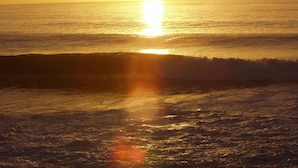 A sunset over the ocean with waves. - Greystone Guest House (Jeffreys Bay)