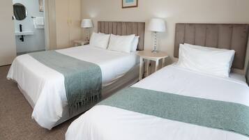 Deluxe-Zimmer, 1 Schlafzimmer, eingeschränkter Meerblick (Luxury Room (3 Sleeper)) | Verdunkelungsvorhänge, Bügeleisen/Bügelbrett, kostenloses WLAN