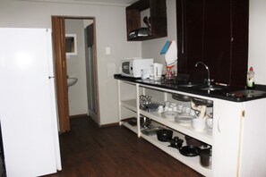 冰箱、微波炉、烤箱、炉灶