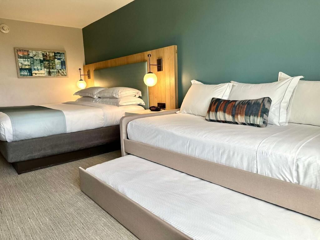 Premium bedding, in-room safe, desk, laptop workspace