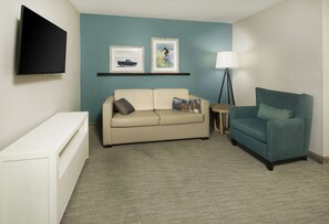 Suíte estúdio, 2 camas Queen | Área de estar | TV de tela plana 55 polegadas com canais digitais, TV