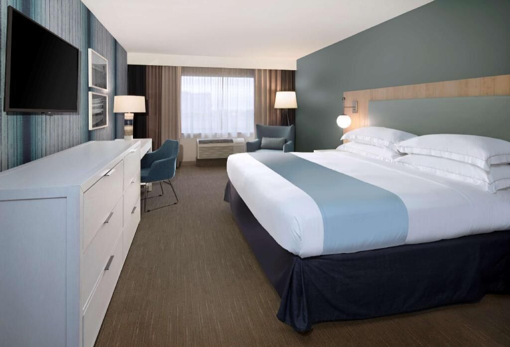 Premium bedding, in-room safe, desk, laptop workspace