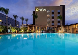 Piscine extérieure, piscine chauffée, parasols de plage, chaises longues