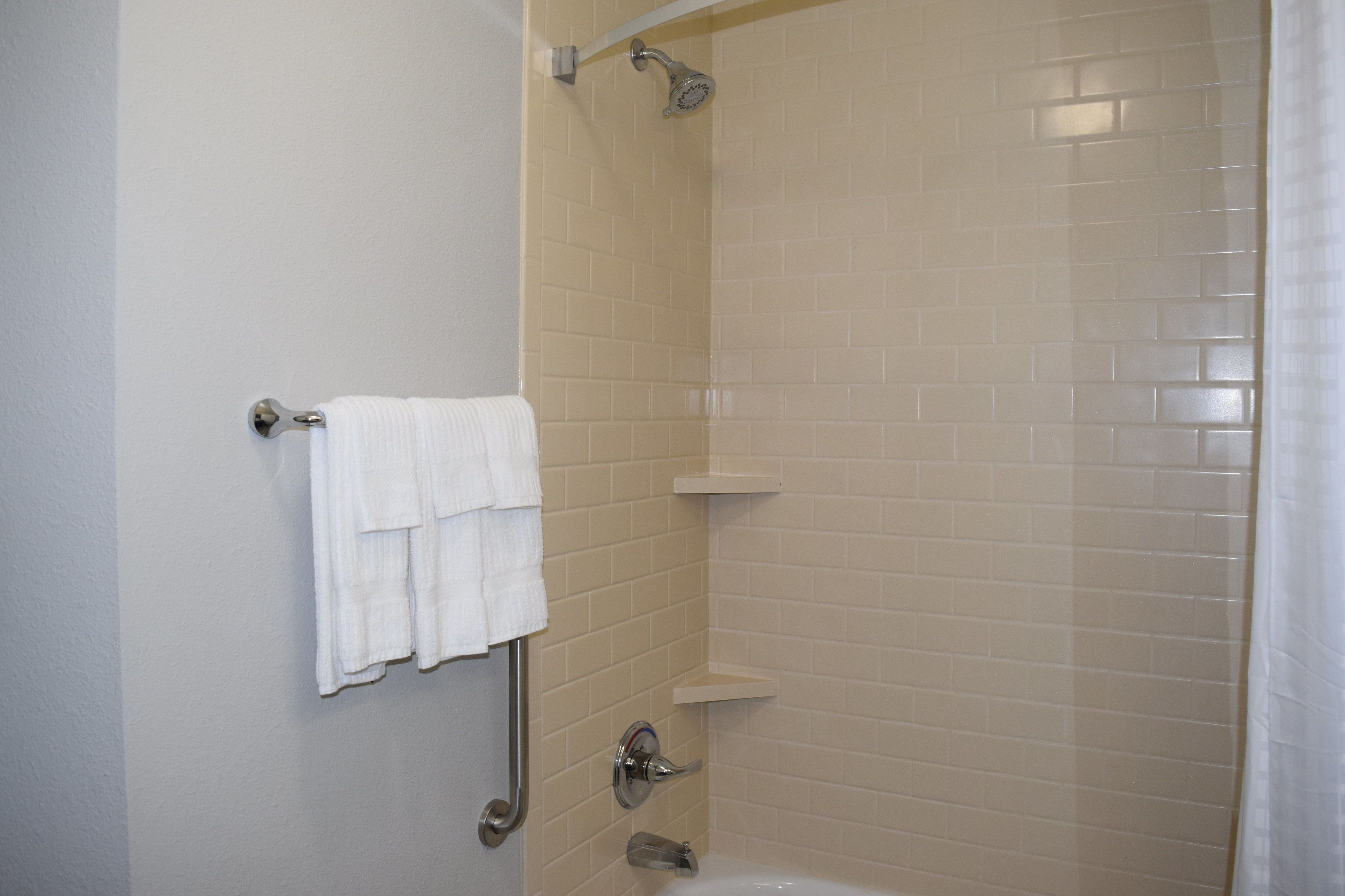 combined shower/bathtub, hair dryer, towels