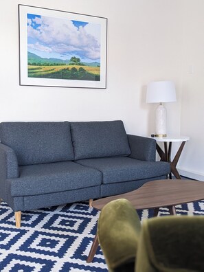 Suite | Oppholdsområde | En 48-tommers Flatskjerm-TV med digitale kanaler samt Hulu og filmkjøp