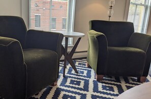 Suite | Oppholdsområde | En 48-tommers Flatskjerm-TV med digitale kanaler samt Hulu og filmkjøp