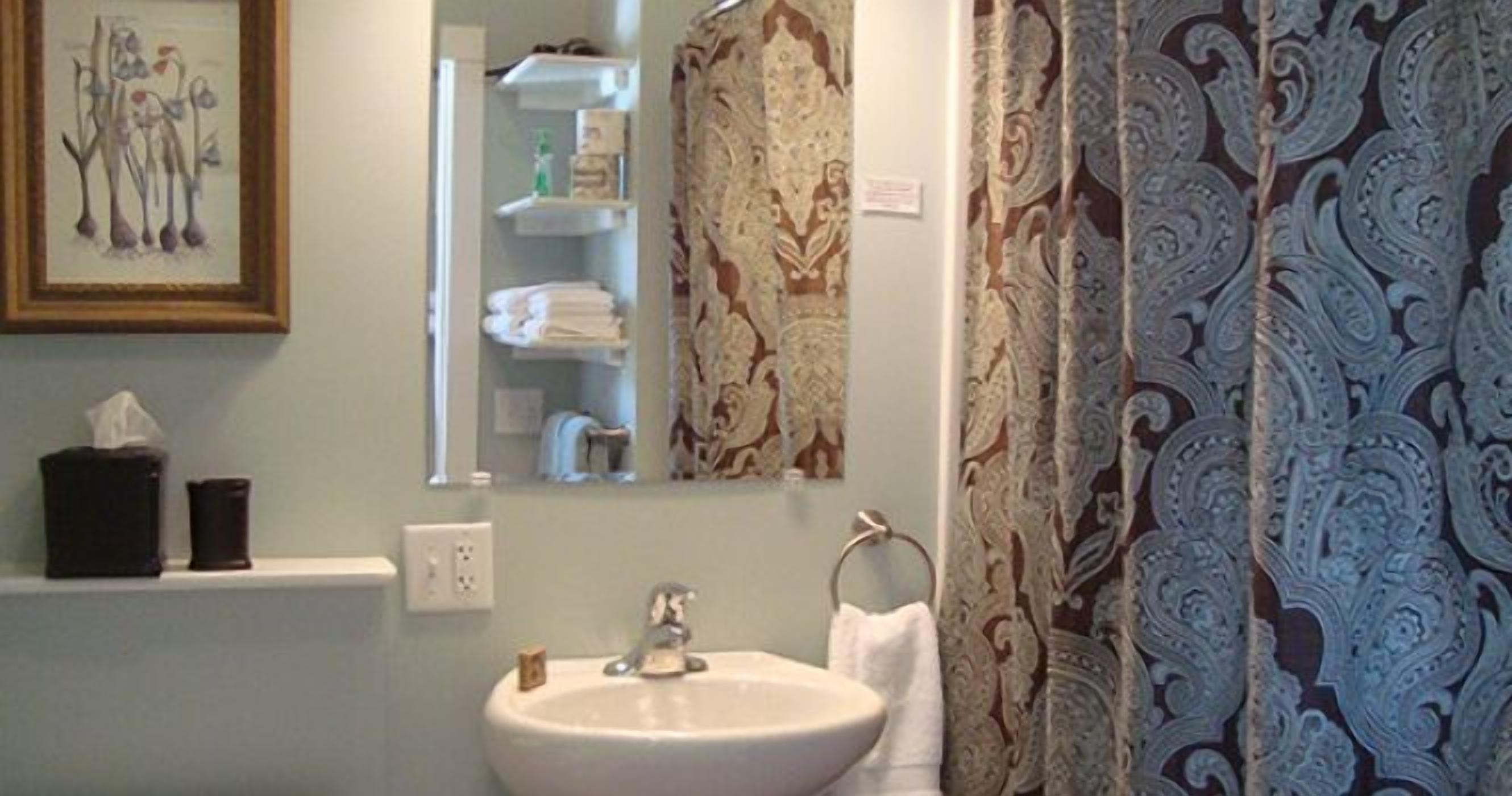 rockydale room | bathroom | free toiletries, hair dryer, towels, soap