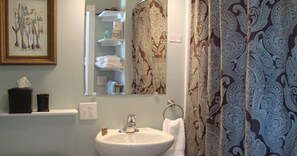 Rockydale Room | Bathroom