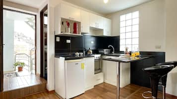 Studio, 1 Double Bed, Kitchenette | Private kitchen | Fridge, oven, stovetop, dishwasher