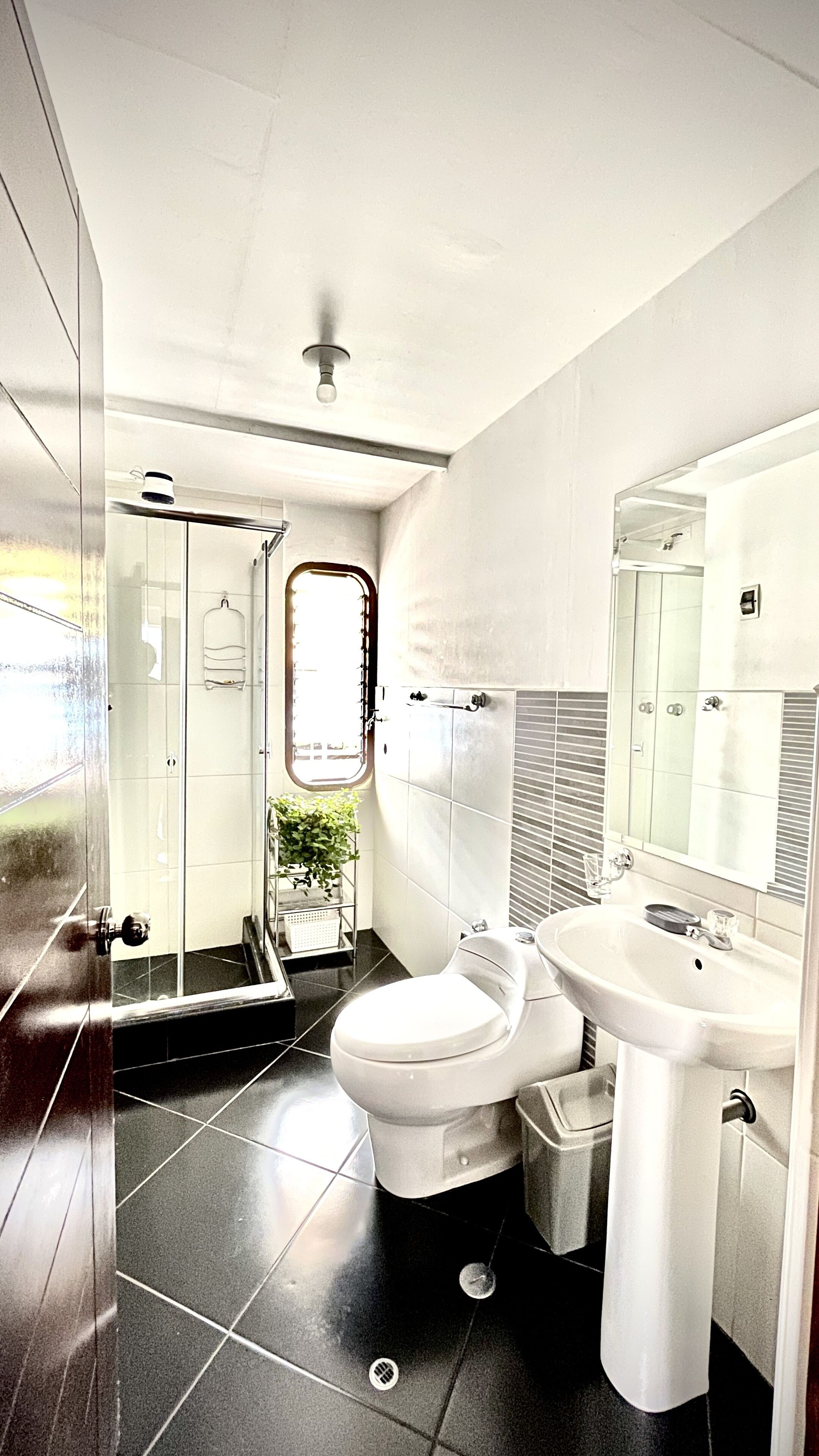 Superior appartement, 2 slaapkamers, kitchenette | Badkamer | Een haardroger, handdoeken, toiletpapier