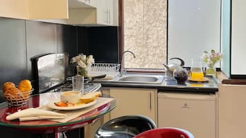 Apartemen Standar, 2 kamar tidur, dapur kecil | Dapur pribadi | Lemari es, oven, kompor, dan mesin pencuci piring