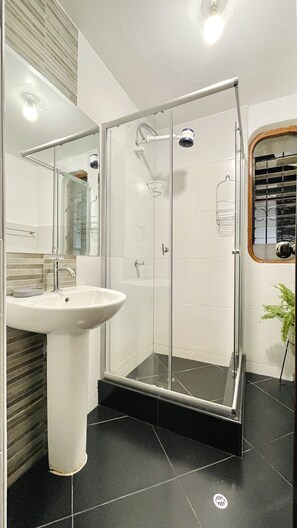 Superior Apartment, 2 Bedrooms, Kitchenette (Living Room) | Bathroom | Hair dryer, towels, toilet paper - Allinkay Cusco Apart Hotel (Cusco)