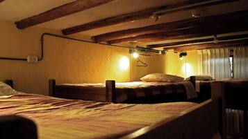 Dormitorio compartido, dormitorio mixto (6 pax) | Tabla de planchar con plancha, camas supletorias, wifi gratis